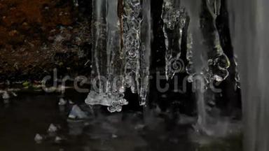 冬天冰冻喷泉上的冰柱